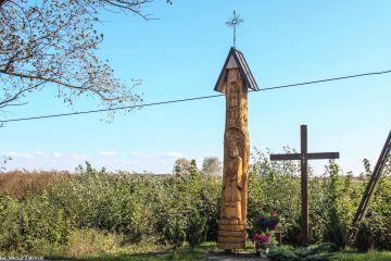 Słup z płaskorzeźbami Chrystusa Frasobliwego i św. Jana Nepomucena, Stary Uścimów