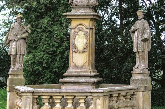 Tyniec Wielki (Velký Týnec) koło Ołomuńca; Św. Jan Nepomucen i św. Jan Sarkander flankujący figurę Matki Boskiej