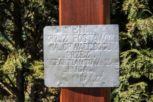 Bartoszowa, pow. strzeliński; inskrypcja na drewnianym krzyżu: Ten krzyż postawiony na chwałę Bogu przez repatriantów z za Buga. Dnia 3/5/1946.