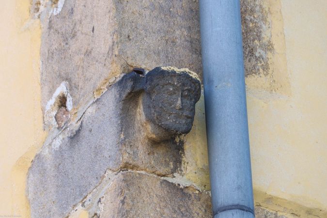 Kowary, pow. karkonoski; głowa w północno-wschodnim narożniku kościoła parafialnego