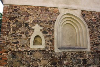 Jerzmanowa, pow. głogowski; głowica kapliczki? sakramentarium? w ścianie kościoła Wszystkich Świętych