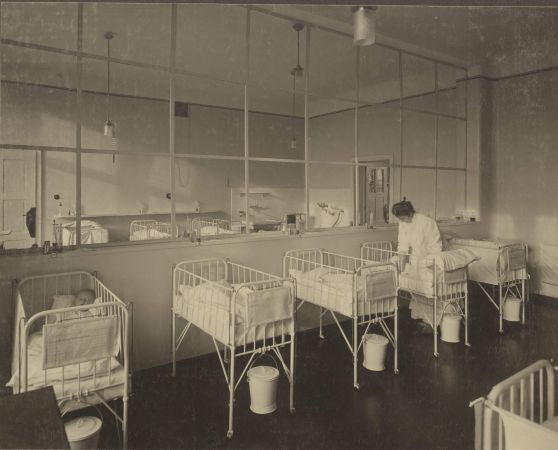 Klinika Endokrynologii i Diabetologii Wieku Rozwojowego Akademii Medycznej, ul. Józefa Hoene-Wrońskiego; sypialnia dla niemowląt, po 1910.