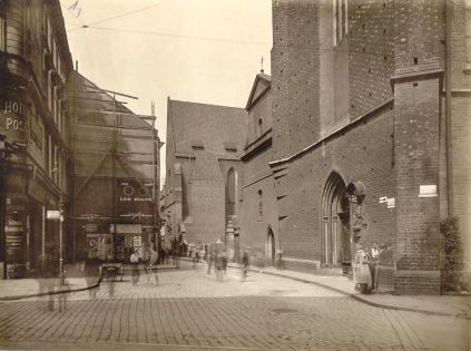 Plac Dominikański. Fot. prawdopodobnie I poł. lat 20. XX w. Na prawo od wejścia do kościoła św. Wojciecha epitafium z 1507 r. mieszczanina o inicjałach W. H. Elementy tego epitafium: św. Anna Samotrzecia i zmarły jako orant w Muzeum Narodowym we Wrocławiu. Gmerk w tarczy herbowej był na zaginionej konsoli pod św. Anną.