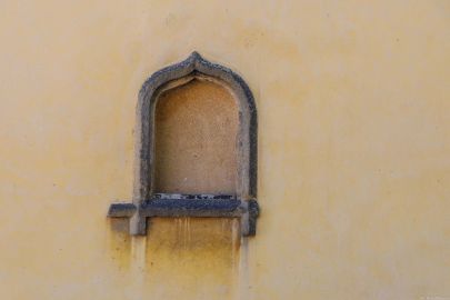 Kowary, pow. karkonoski; północna ściana kościoła Imienia NMP; obiekt wzmiankowany nieraz jako głowica kapliczki