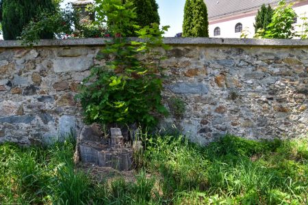 Lubomierz, pow. lwówecki; dwa kamienne krzyże w murze cmentarza kościelnego od wschodu