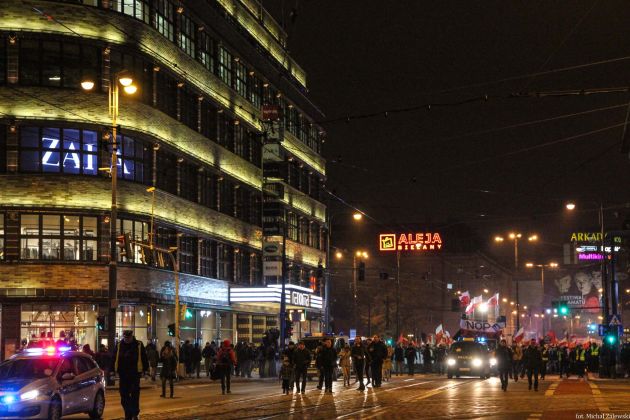 "Marsz Patriotów" organizowany przez Narodowe Odrodzenie Polski przechodzi koło Renomy; 2016-11-11