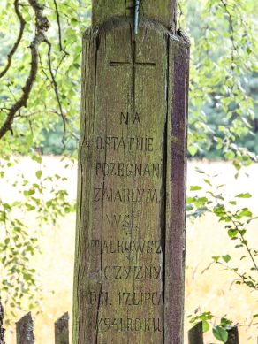 Talkowszczyzna, pow. sokólski. Na Podlasiu „krzyż pożegnalny” był dawniej nieodłącznym elementem krajobrazu i lokalnych obrzędów pogrzebowych. Stał zazwyczaj na skraju wsi, przy drodze prowadzącej do kościoła lub cmentarza. To właśnie tam kondukt żałobny zatrzymywał się po raz ostatni, by dokonać symbolicznego pożegnania. Zatrzymanie przy krzyżu miało głęboki sens – była to chwila, gdy mieszkańcy żegnali swojego sąsiada, a zarazem zmarły żegnał swoją wieś: dom, pola i ludzi, z którymi dzielił codzienne życie. Modlono się wspólnie o spokój jego duszy, po czym kondukt ruszał dalej – od tego miejsca część mieszkańców wracała do wsi, a zmarłego odprowadzali już tylko najbliżsi krewni i przyjaciele.