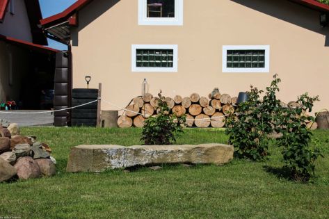 Paździorno, pow. średzki; kamienna kapliczka w trakcie renowacji, fot. 2022