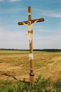 Drewniany krzyż przydrożny Jezusem Chrystusem wyciętym z blachy, Sprzęcice