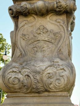 Św. Jan Nepomucen, Cieplice; cokół prawa strona widza (fot. 2025)