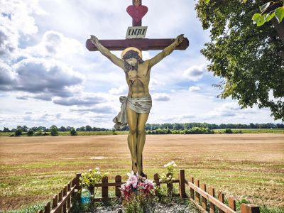 Frydrychów gm. Paczków; krzyż z poprzedniego zdjęcia w 2025 r.; odmalowana postać Chrystusa z blachy