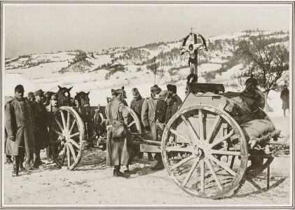 Postój artylerii austriackiej przy przydrożnym krzyżu w Karpatach, 1915