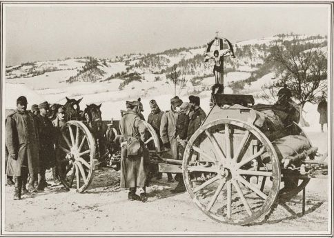 Postój artylerii austriackiej przy przydrożnym krzyżu w Beskidach, 1915