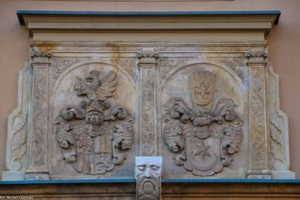 Herby Keltsch i Tarnau w zwieńczeniu portalu Kamienicy pod Gryfami (Rynek 2)