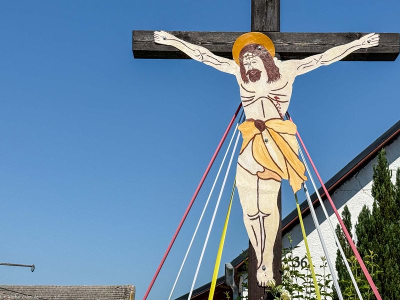 Plik:Dąbrowa Chrystus z blachy.jpg