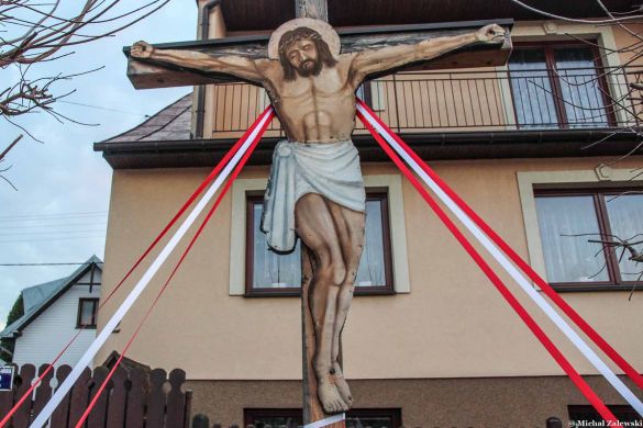 Niedzica, Chrystus z blachy na krzyżu przydrożnym, fot. 2019