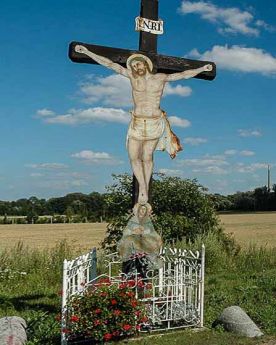 Chrystus i Matka Boska Bolesna z blachy na krzyżu w Pełcznicy