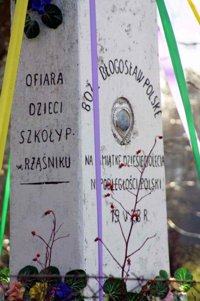 Plik:Rząśnik krzyż murowany a.jpeg