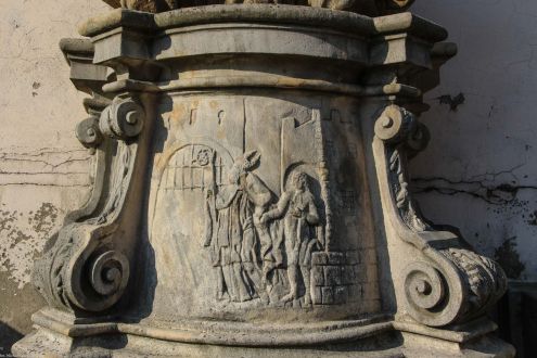 Grodowiec, pow. polkowicki; płaskorzeźba na cokole figury św. Mikołaja z 1736 r.; scena, gdy ojciec obdarowanych złotem na posag dziewcząt odkrywa, kto jest darczyńcą.