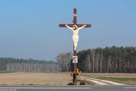 Drewniany krzyż przydrożny Jezusem Chrystusem wyciętym z blachy, Słąwa