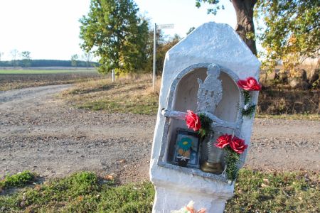 Żuków, Polkowice; Chrystus z blachy, monolityczna kapliczka słupowa