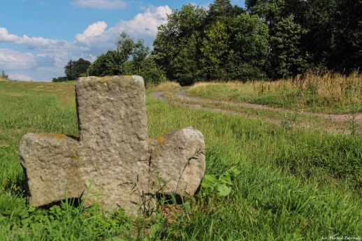 Kamienny krzyż przy drodze w Rudzicy