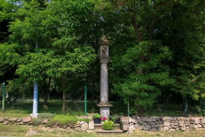 Stara Łomnica, pow. kłodzki; kamienna kapliczka słupowa, XVII w.?