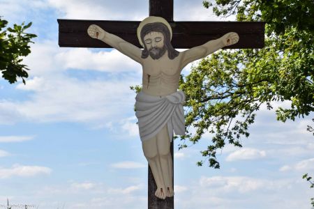 Drewniany krzyż przydrożny koło Chrząstowic