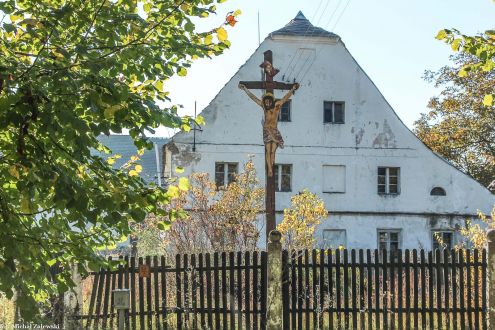 Krzyż przydrożny z Chrystusem z blachy w Kilianowie pow. wrocławski