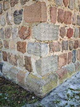 Południowo-wschodni narożnik; na poziomie 1. i 3. warstwy nad cokołem, umieszczone są symbole formie szachownicy ułożonej z rombów