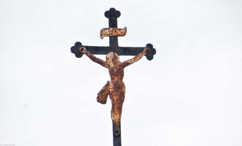 Jugów, Nowa Ruda; Chrystus z blachy na kolumnie