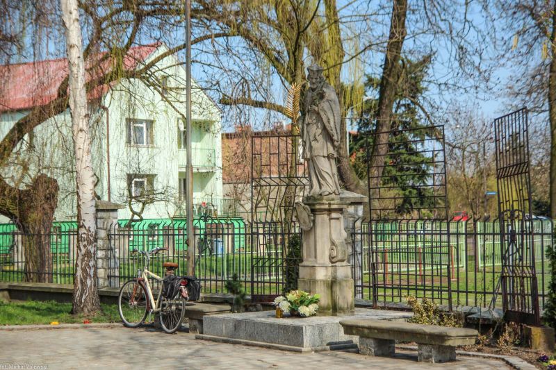 Plik:Osobowice Nepomucen pomnik 2013.jpg