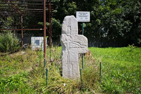 Żelazna pow. opolski, gm. Dąbrowa. Kamienny krzyż z rytem kuszy i wypuszczonego z niej bełtu. Niegdyś mieszkańcy interpretowali ryt (ramiona broni) jako łuk skrzypiec i stworzyli legendę, że w miejscu, gdzie stał krzyż, trzech muzykantów zabiło się nawzajem. Ostatni z nich popełnił samobójstwo. Krzyż stał pierwotnie przy drodze w kierunku Dobrzenia Wielkiego.
