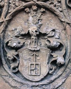 Gmerk (herb?) Georga von Althoff zwanego Scholtzem (1517-1604); plakieta pod epitafium Krappów, ok. 1580]]