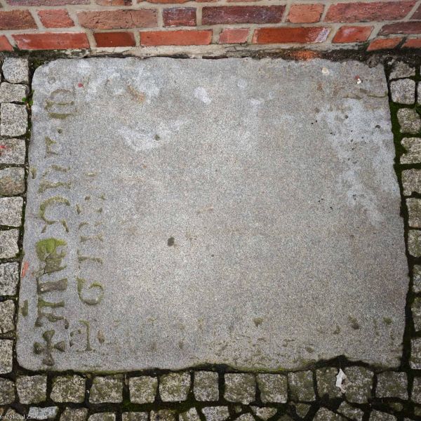 Plik:Płyta nagrobna fa 3.jpg