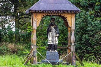 Św. Jan Nepomucen w brogowej kapliczce na wyspie w Chlewiskach