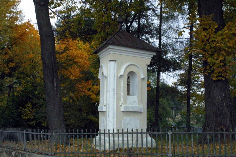 Plik:Knychówek, kapliczka wnękowa a.jpeg