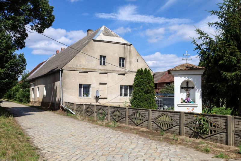 Plik:Chociemyśl kapliczka.jpg