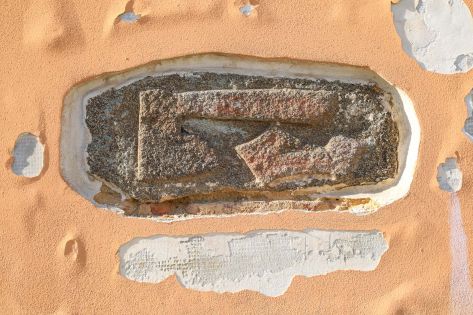 3. Kamień z reliefem siekiery i dłoni