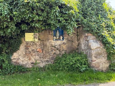 Miłków, pow. karkonoski, gm. Podgórzyn. Trzy kamienne krzyże w murze cmentarnym kościoła św. Jadwigi. Według opisu proboszcza z przełomu XVIII i XIX w. miejsce symbolicznego grobu (cenotaf) - znane były wtedy dwa z tych krzyży.