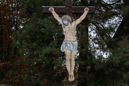 Nysa; krzyż z Chrystusem z blachy