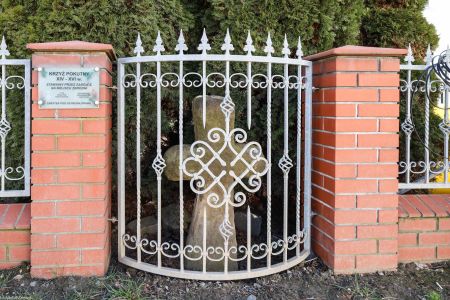 Lekartów, pow. raciborski, gm. Pietrowice Wielkie. Kamienny krzyż nazwany "Cyrlikiem" co wiąże go legendarnie z misją Cyryla i Metodego (patrz też Bytom Łagiewniki). Inne legendy mówią o pochówku żołnierzy z czasów wojen szwedzkich, o grobie nieznanej osoby, o pojedynku w tym miejscu dwóch synów właściciela Lekartowa.