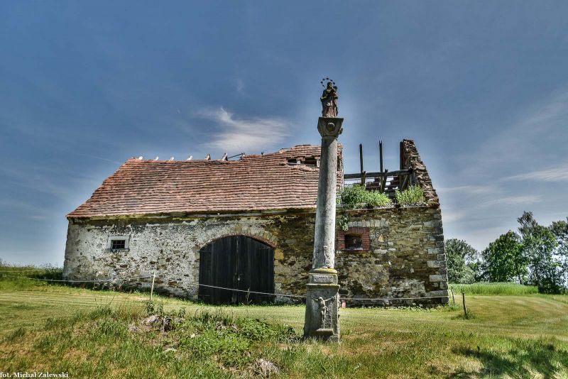 Plik:Milęcice kolumna maryjna.jpg