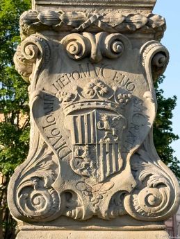 Św. Jan Nepomucen, Cieplice; cokół przód (fot. 2025)