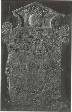 5. Gießen w Hesji; nagrobek Erasmusa Junghina/Junghenna, datowany na lata 1683-1700, wykonany z czerwonego piaskowca, umieszczony w murze Starego Cmentarza w Gießen na zachód od kaplicy, z wizerunkiem krążka (bochenka) jako znaku cechowego piekarzy[1].