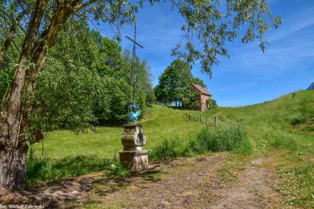 Metalowy krzyż przydrożny na murowanym postumencie, Wojciechów