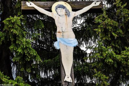Krzyż przydrożny z blaszanym Chrystusem