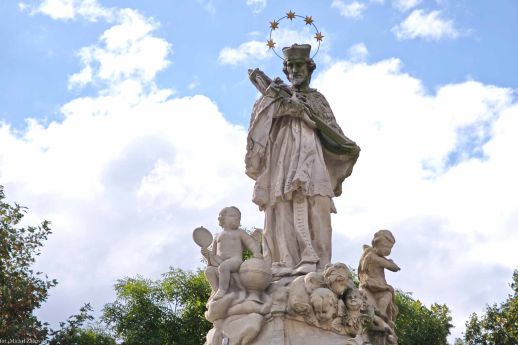 Św. Jan Nepomucen w 2025 r. (odtworzone zaginione putto)