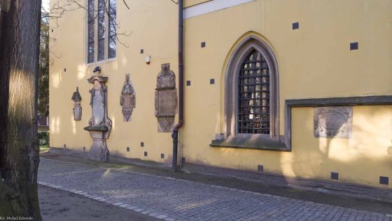 Elewacja wschodnia kościoła; na pięć epitafiów gmerki są na trzecim i czwartym od lewej