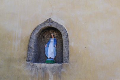 Kowary, pow. karkonoski; północna ściana kościoła Imienia NMP; obiekt wzmiankowany nieraz jako głowica kapliczki